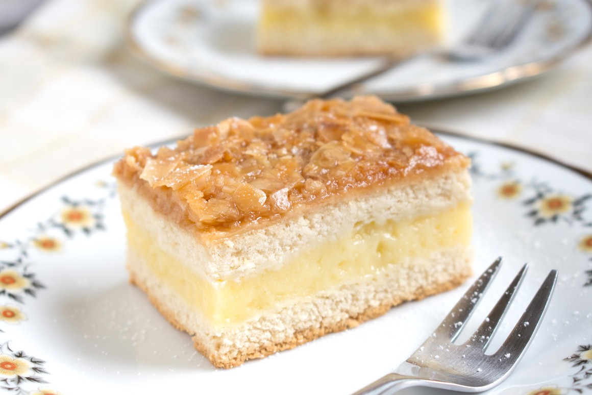 Bienenstich mit Puddingfüllung