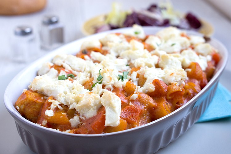 Nudelauflauf mit Tomaten und Mozzarella