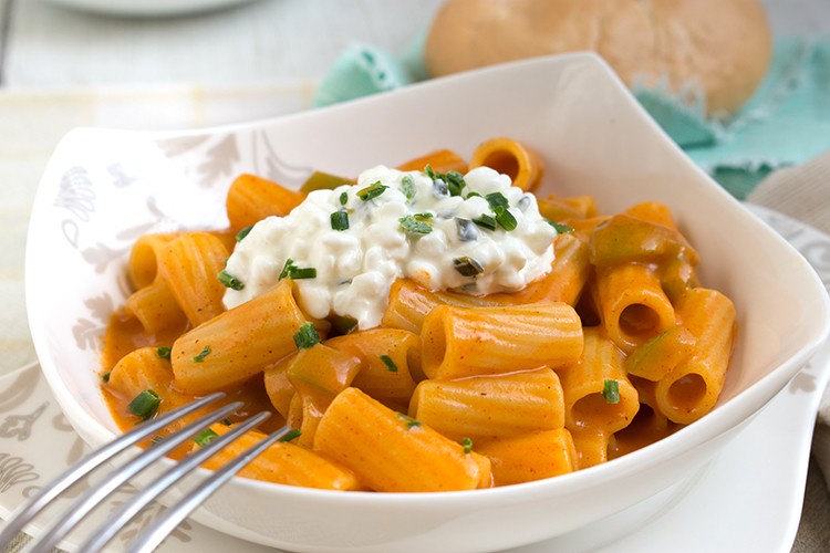 Makkaroni mit Paprikasauce und Hüttenkäse