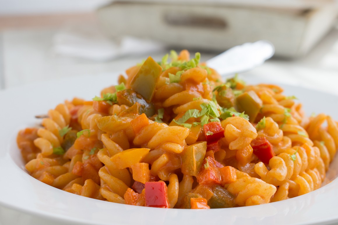 Scharfe Nudelpfanne mit Gemüse