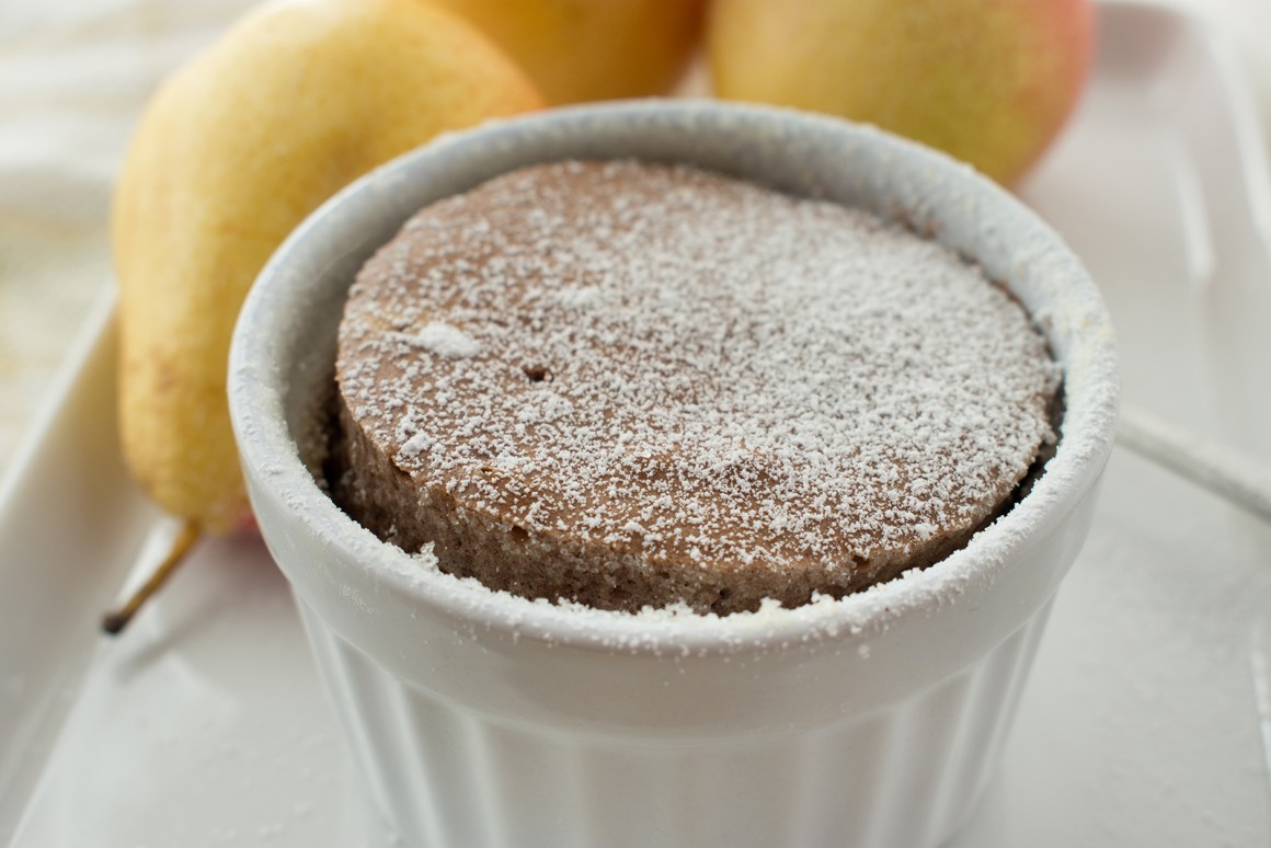 Schoko-Tassenkuchen mit Birnen