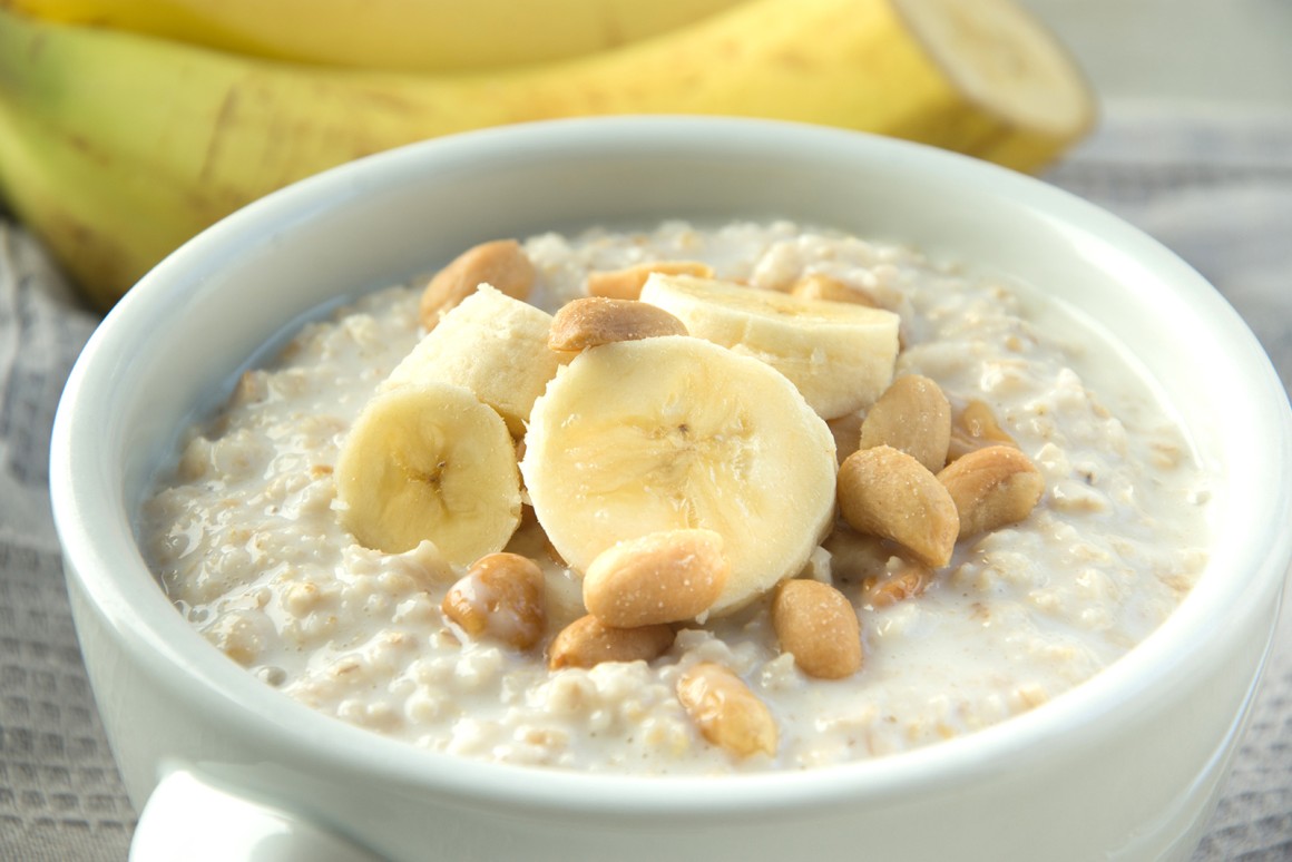 Banane-Erdnuss-Porridge