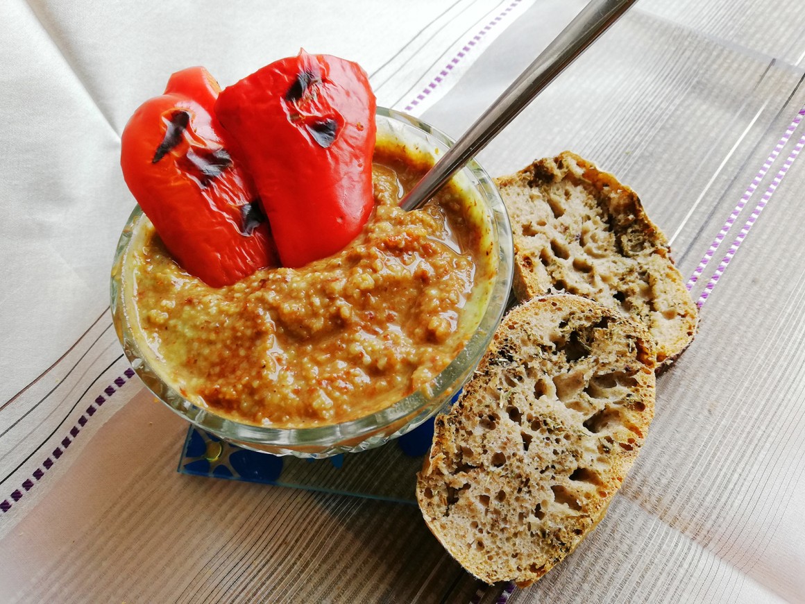 Hummus mit gegrilltem Paprika - Rezept