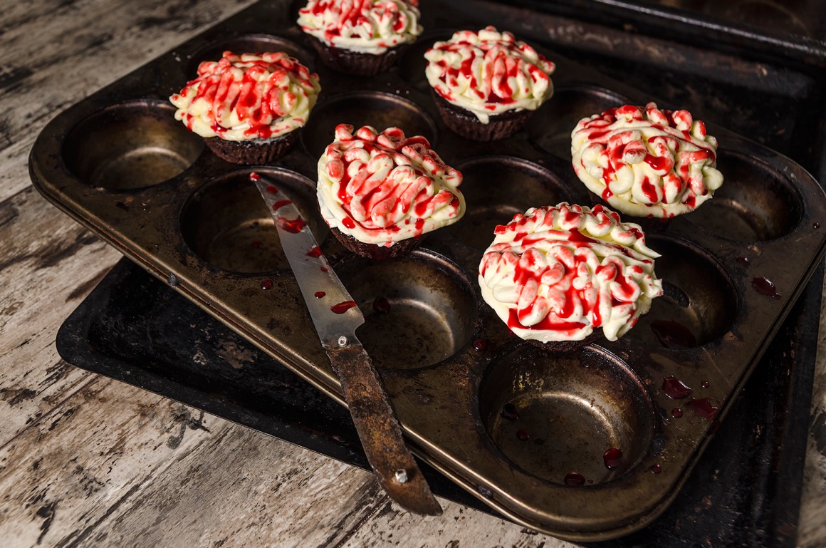 Zombiemuffins mit Gehirn-Topping