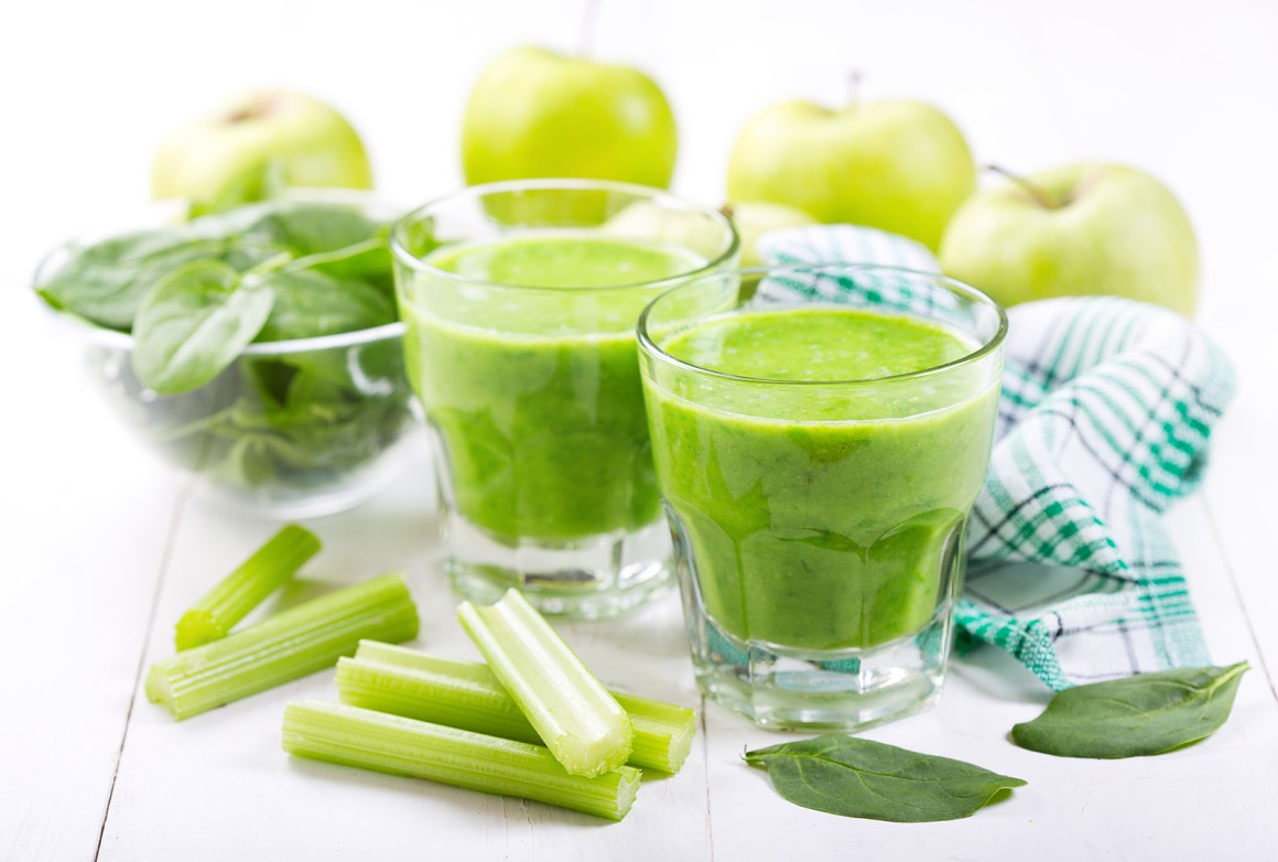 Grüner Smoothie mit Sellerie, Apfel und Spinat