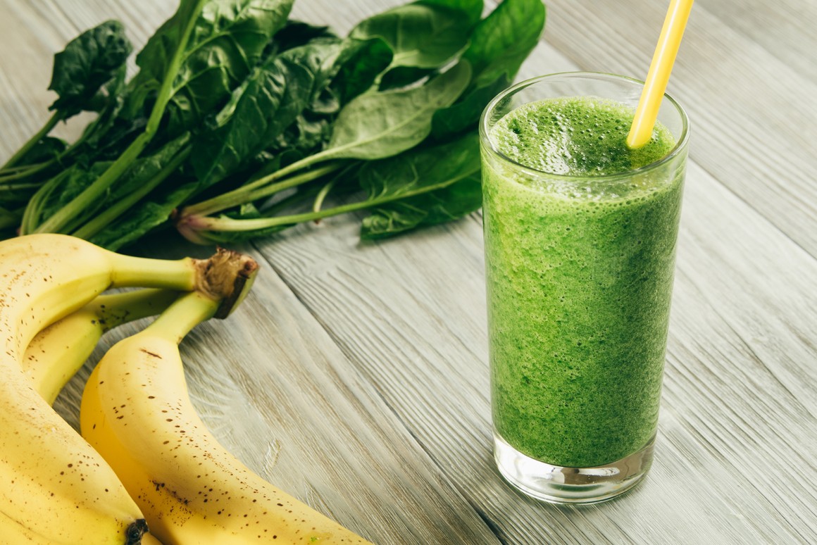 Grüner Smoothie mit Spinat und Banane