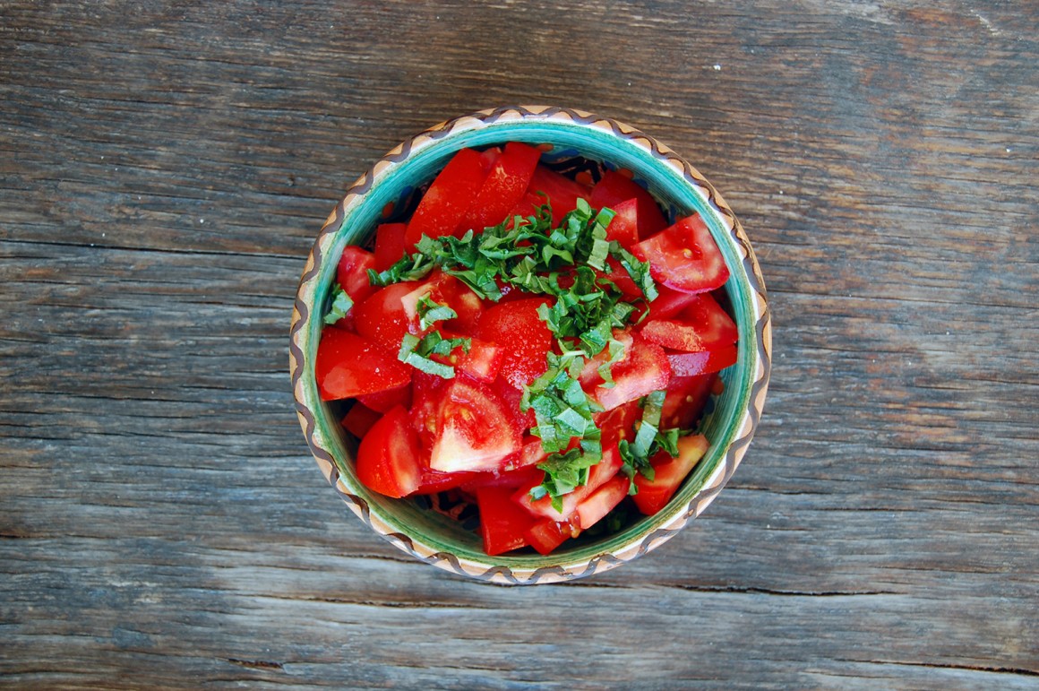 Einfacher Tomatensalat mit Basilikum