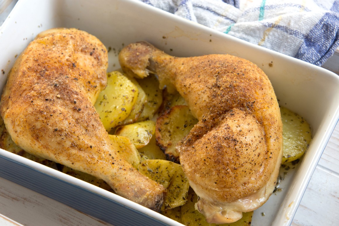 Hähnchenschenkel auf Oreganokartoffeln - Rezept