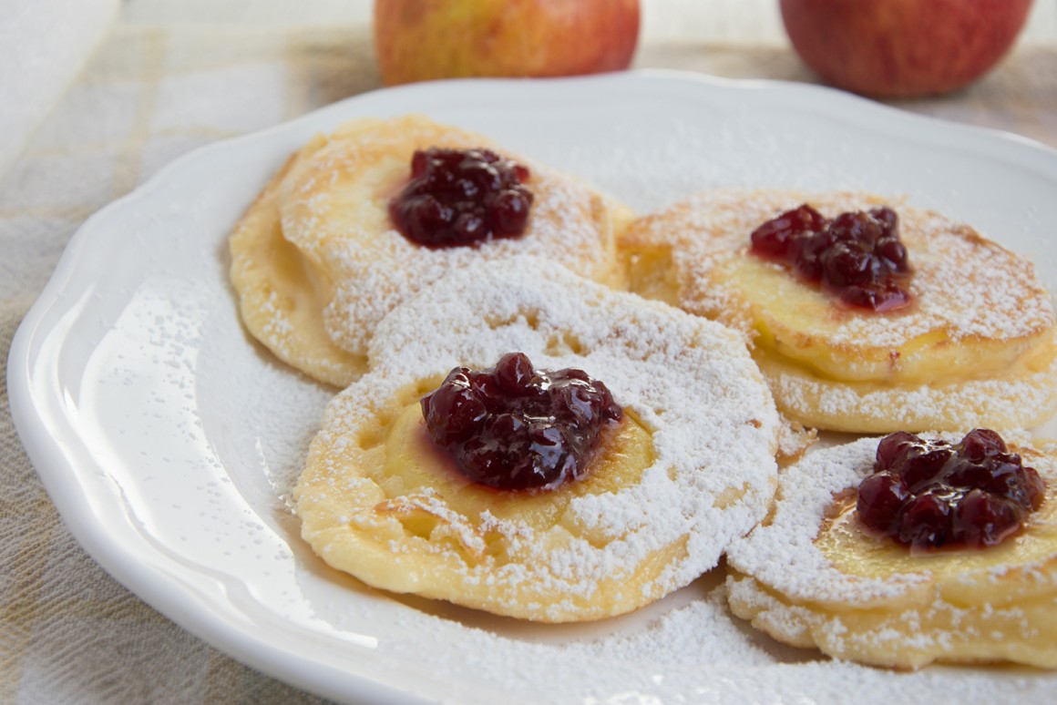Kleine Apfel-Pfannkuchen mit Preiselbeeren - Rezept