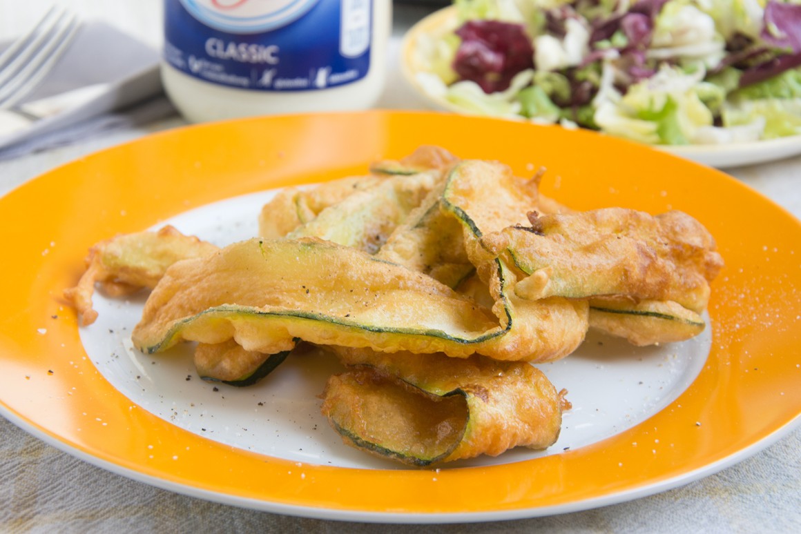 Zucchinistreifen im Bierteig