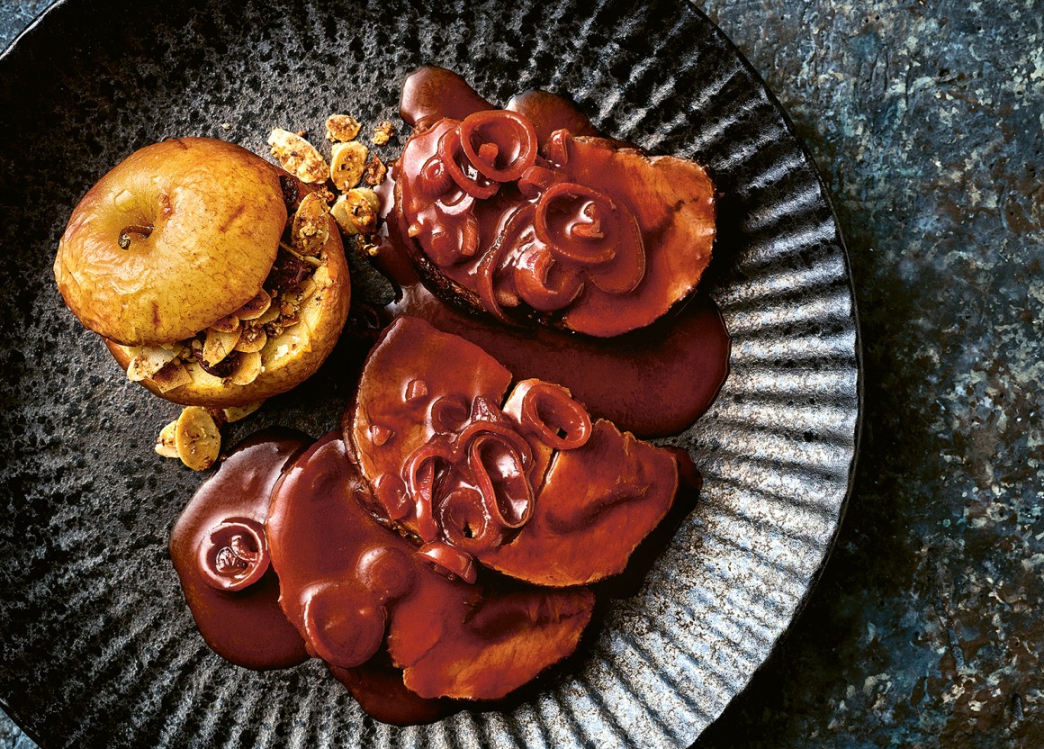 Damwildschäufele mit Bratapfel und Rotweinsauce