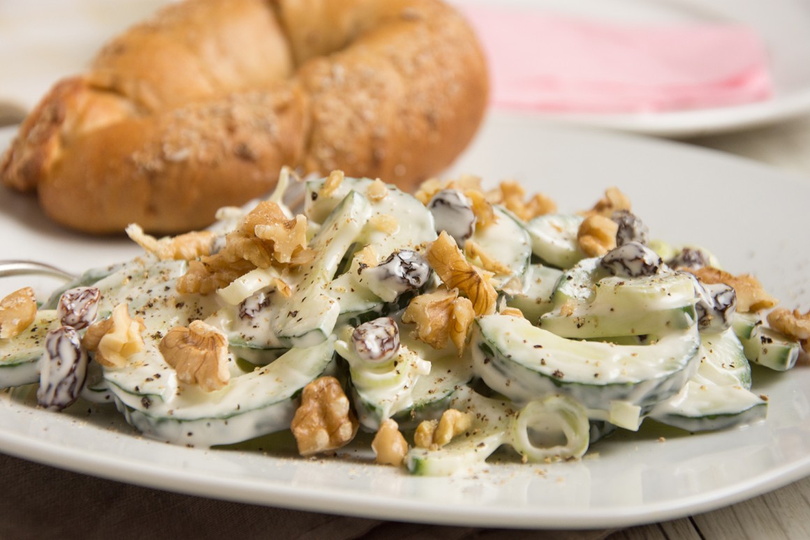 Gurkensalat mit Nüssen