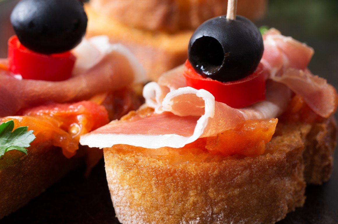 Tomaten-Baguette mit Serrano-Schinken