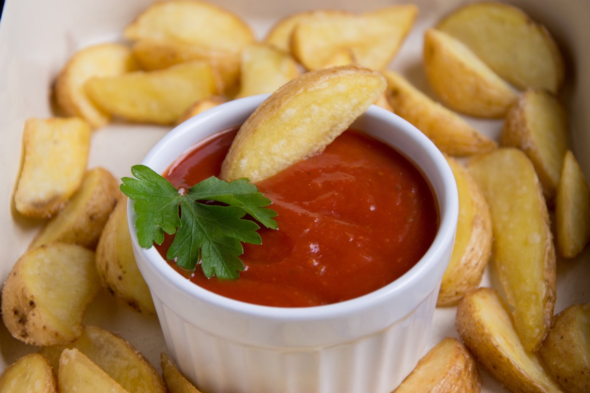 Kartoffelecken mit würziger Sauce - Rezept