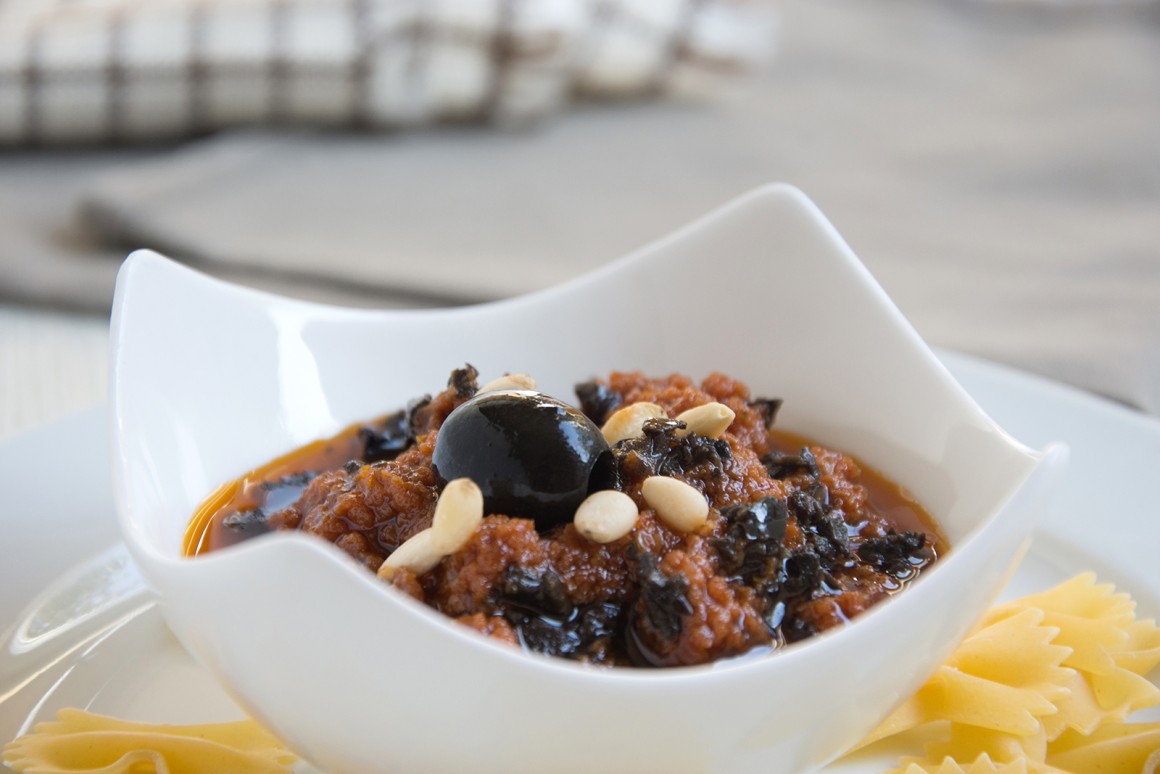 Rotes Pinienpesto