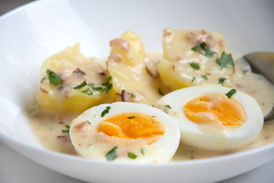 Senfeier mit Salzkartoffeln