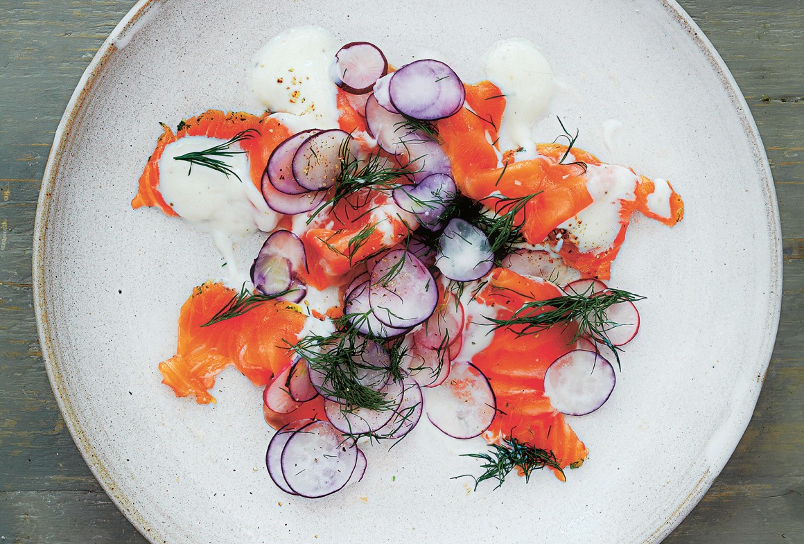 Gepökelter Lachs mit Buttermilch, Radieschen und Dill