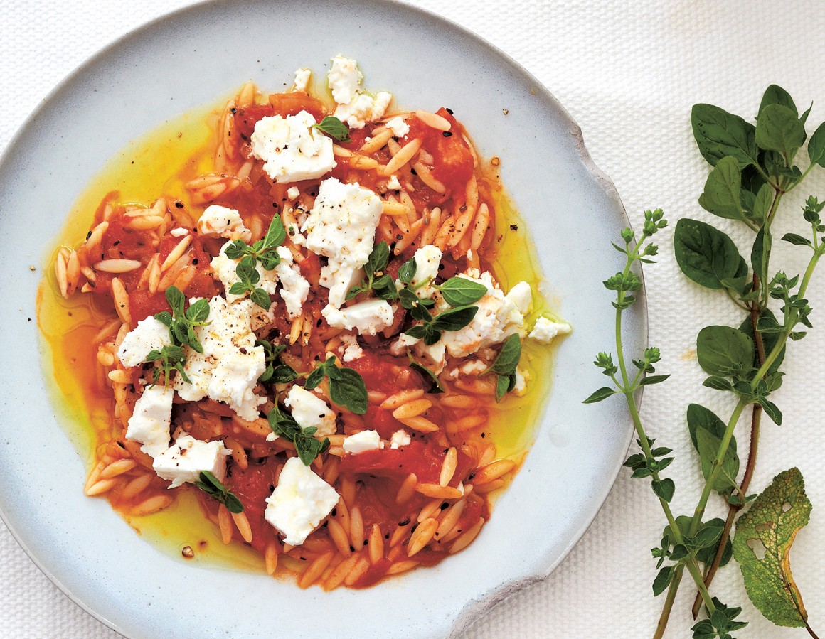 Orzo-Pasta mit scharfer Tomatensauce und Feta