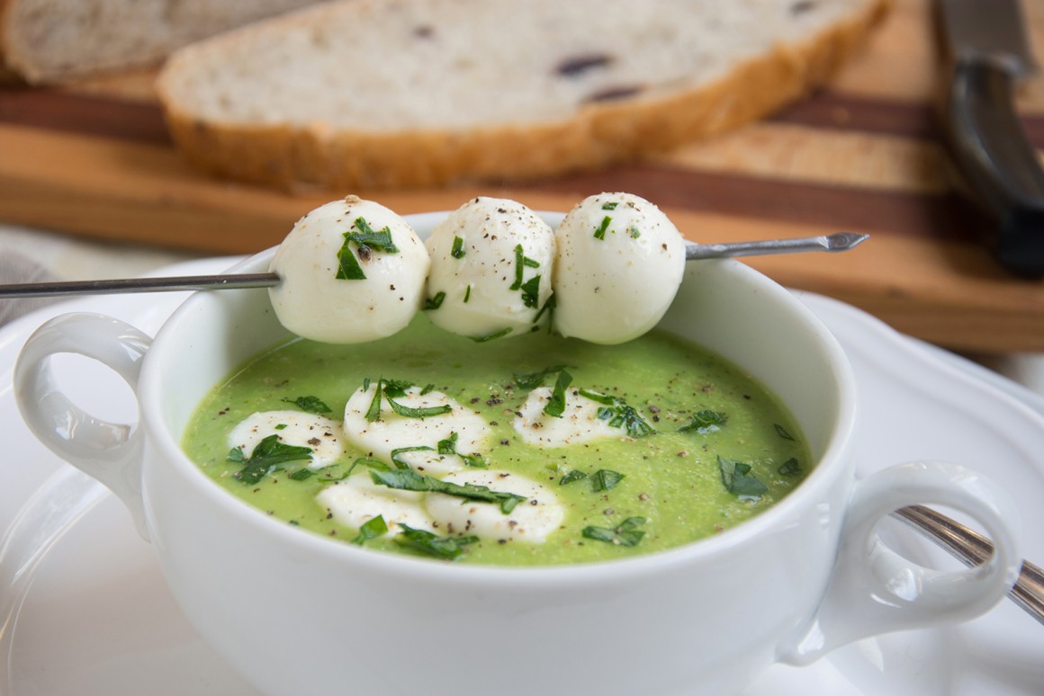 Erbsencremesuppe mit Mozzarella