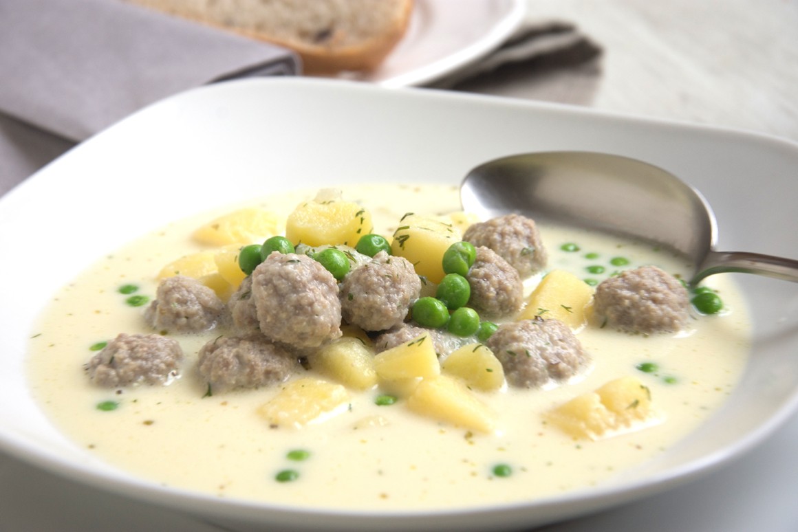 Kartoffelsuppe mit Erbsen und Fischklößchen
