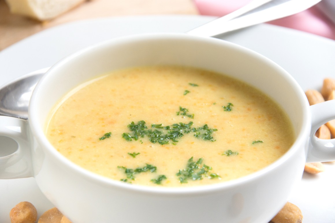 Suppe mit Kokos, Möhren und Erdnussbutter
