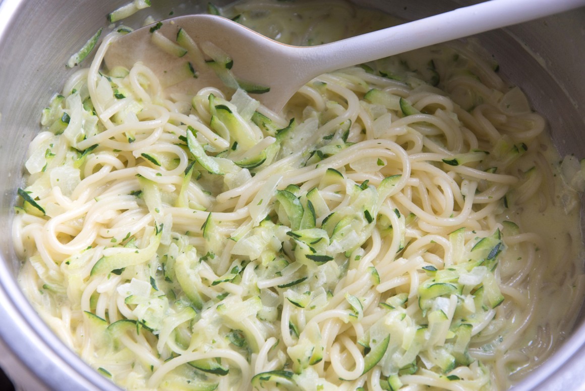 Vegane One-Pot-Pasta mit Rahm-Zucchini