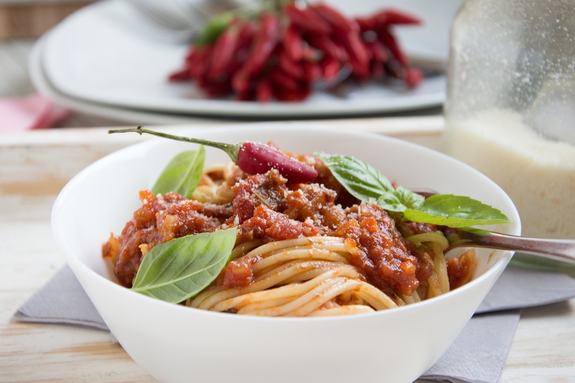 Spaghetti mit scharfer Tomatensauce - Rezept