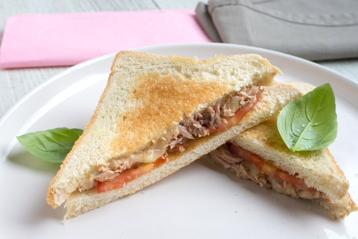 Thunfischtoast mit Käse und Tomaten
