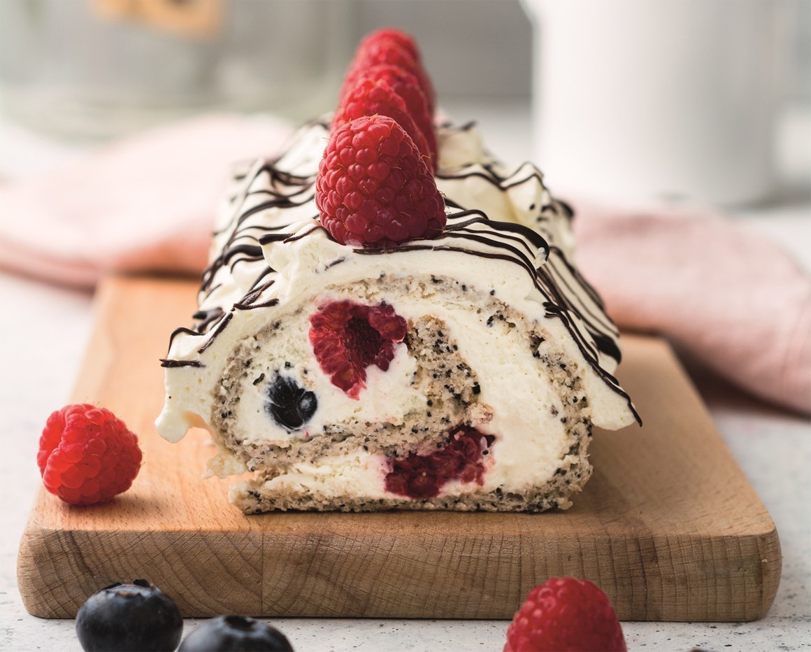 Mohnbiskuitrolle mit Ricotta-Beeren-Füllung