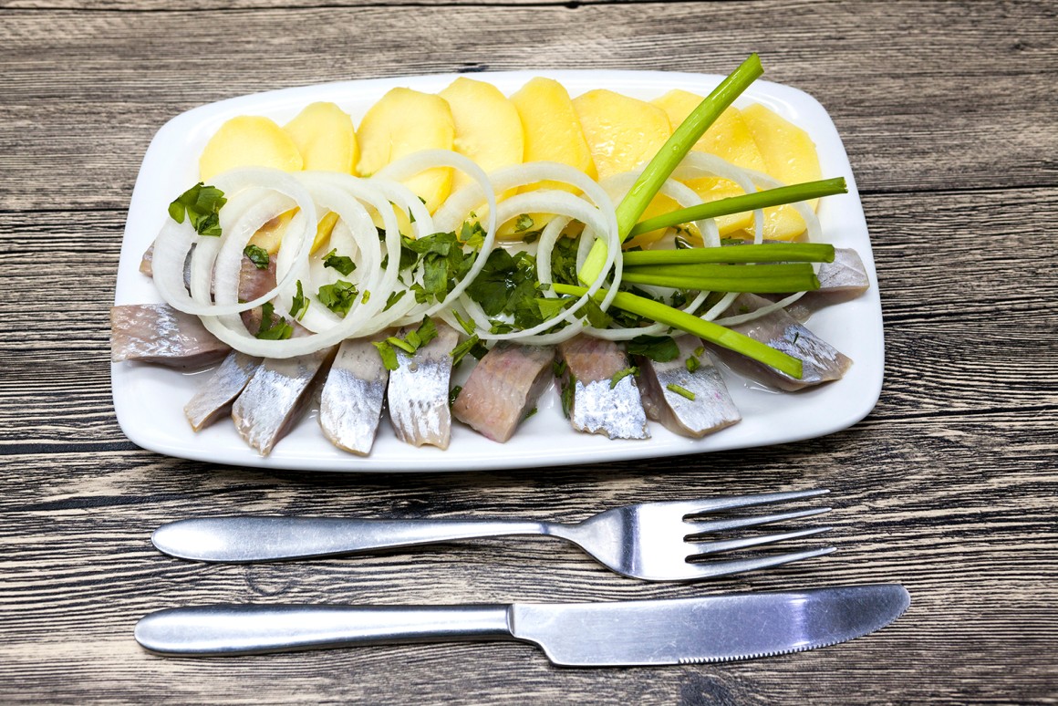 Frischer Hering mit Zwiebel