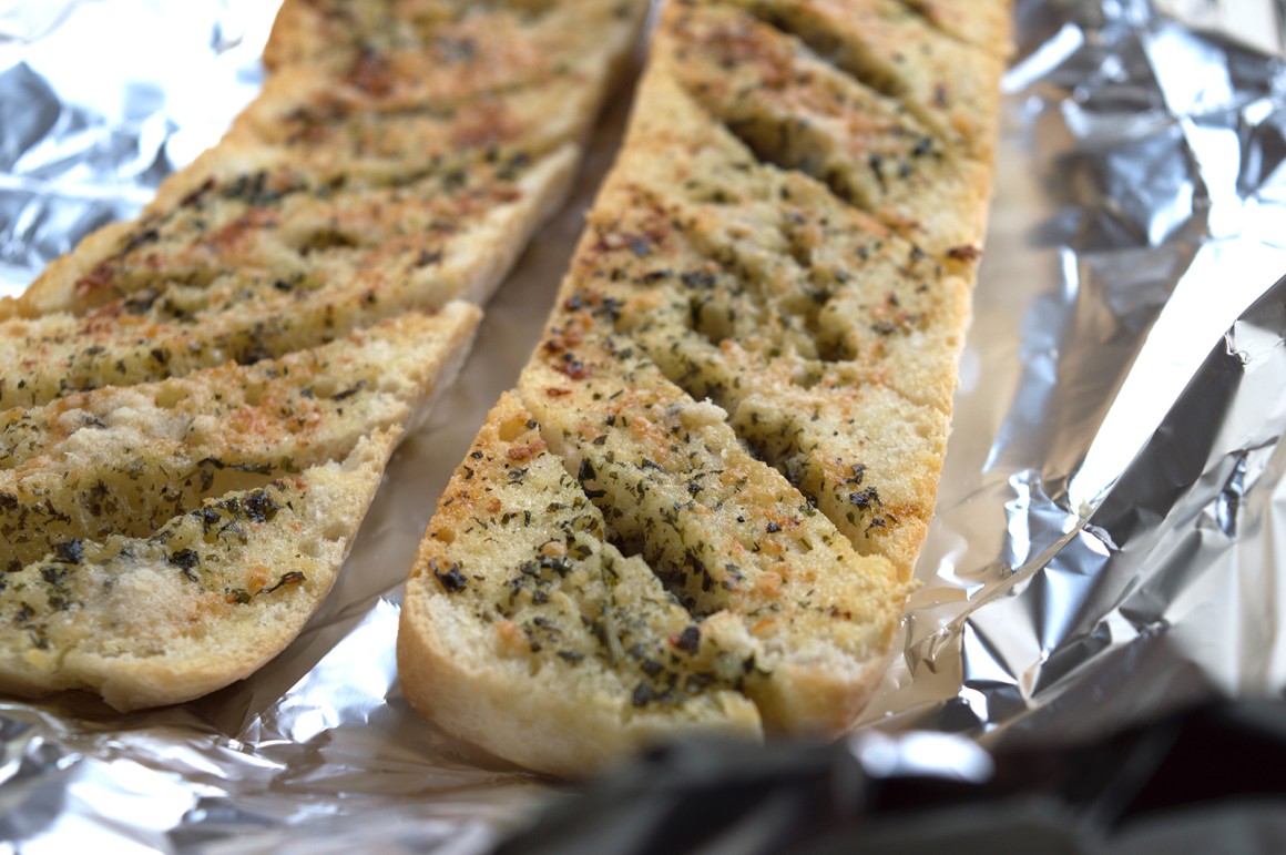 Kräuterbaguette mit Parmesan