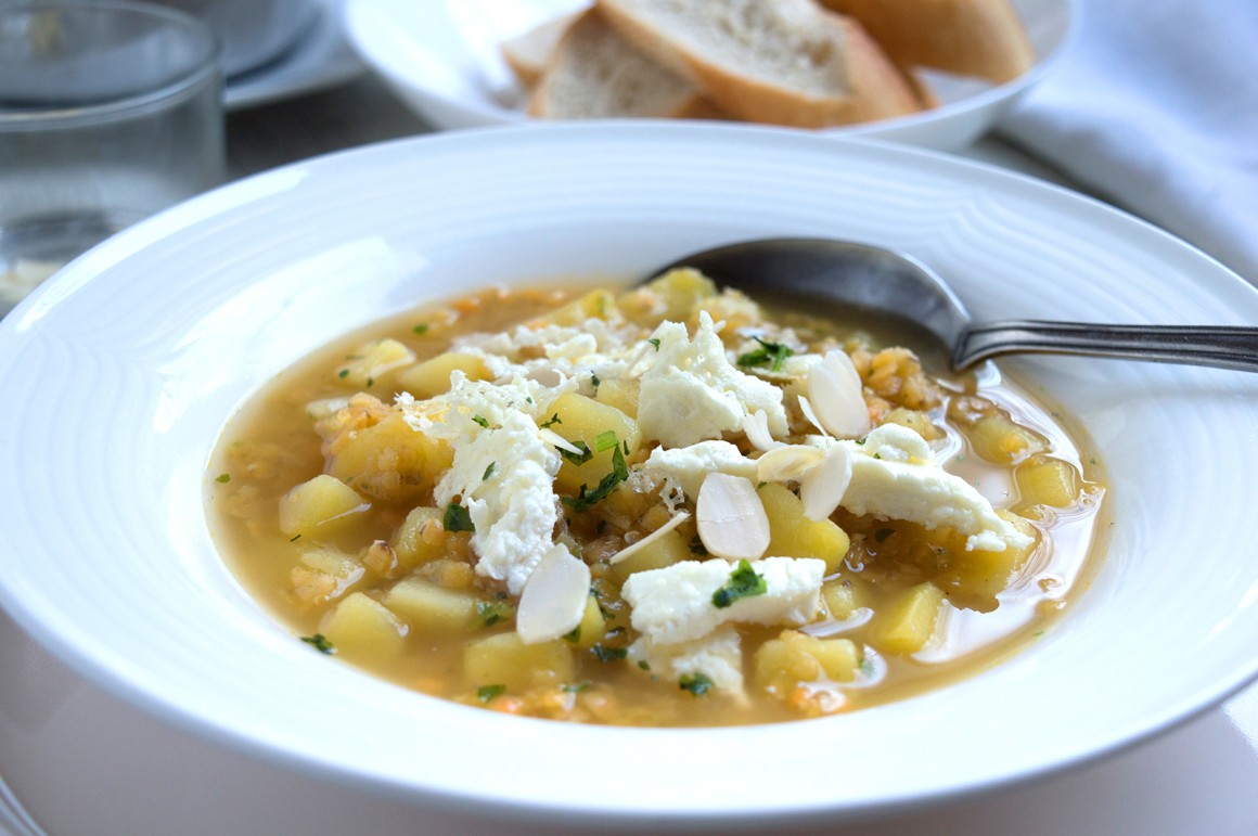 rote Linsen-Suppe mit Kartoffeln und Feta