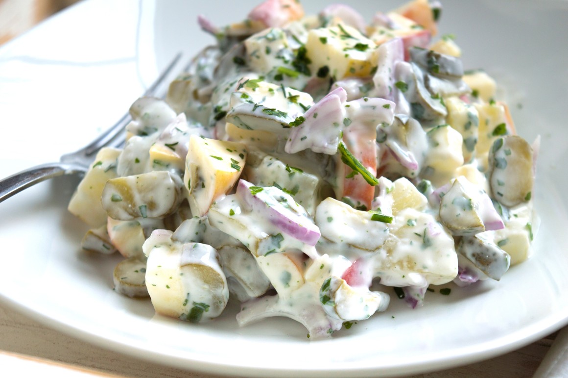 Schneller Salat mit Ananas, Apfel und Gurken