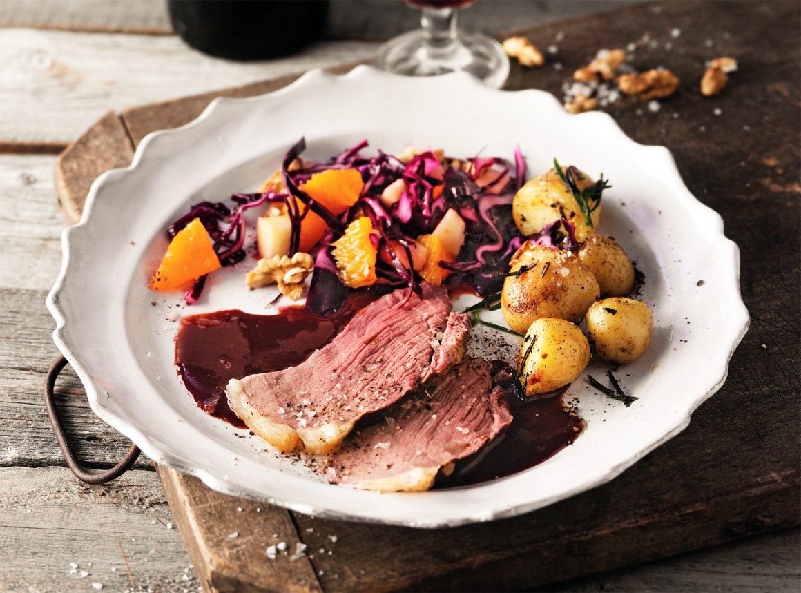 Lammbraten mit Rotkohl-Orangen-Salat