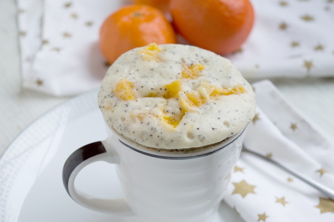 Mikrowellen-Tassenkuchen mit Orangen und Mohn