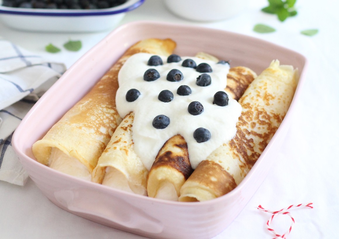 Gefüllte Pfannkuchen mit Quarkcreme und Blaubeeren
