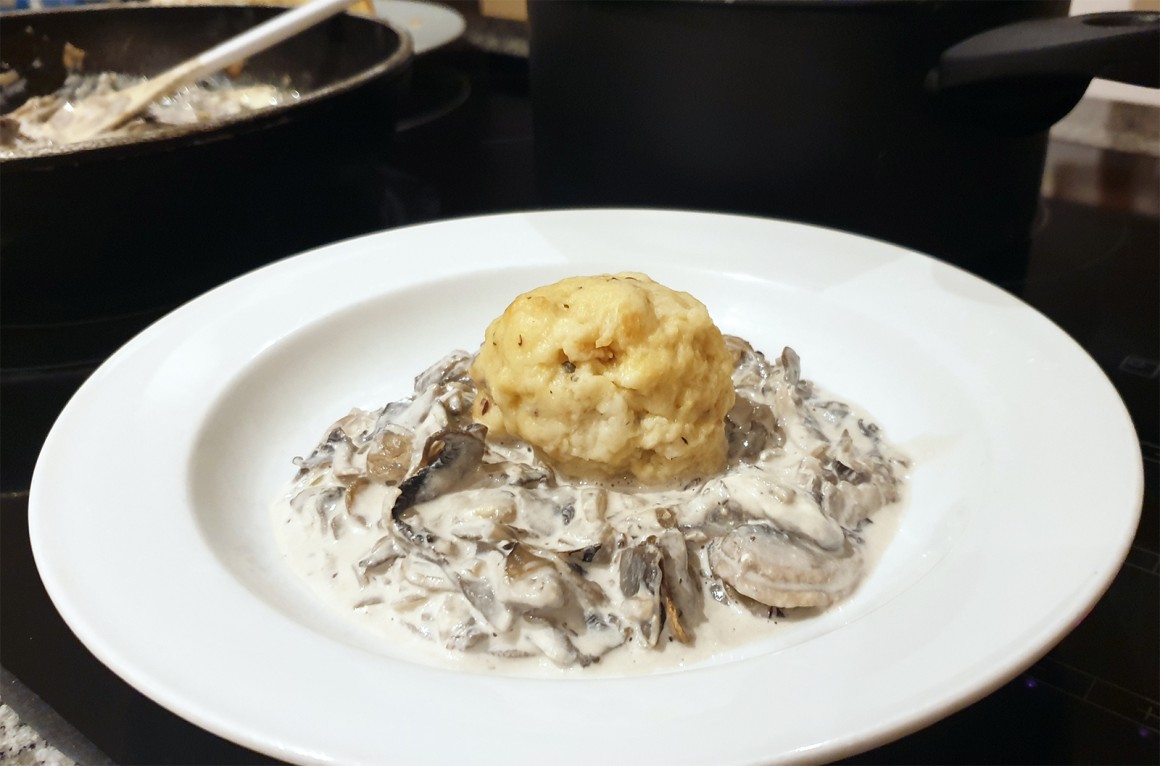 Semmelknödel mit Pilzrahmsoße