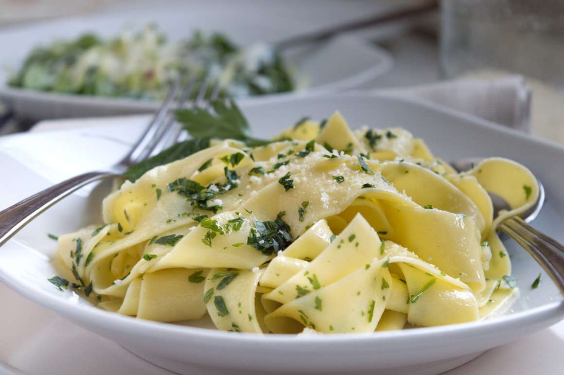 Bandnudeln mit Knoblauch und Petersilie - Rezept