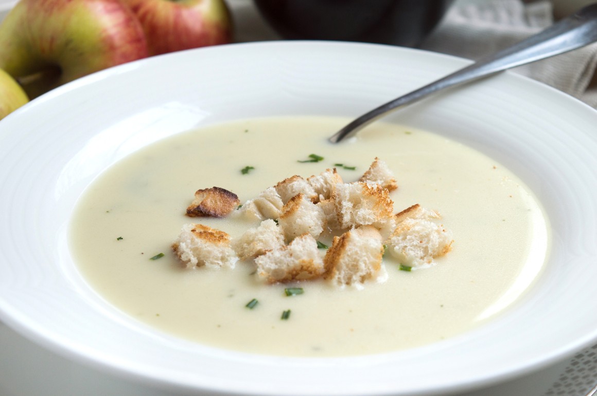 Pastinakensuppe mit Äpfeln und Croûtons