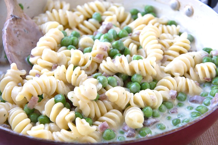 Nudeln mit Erbsen-Specksauce
