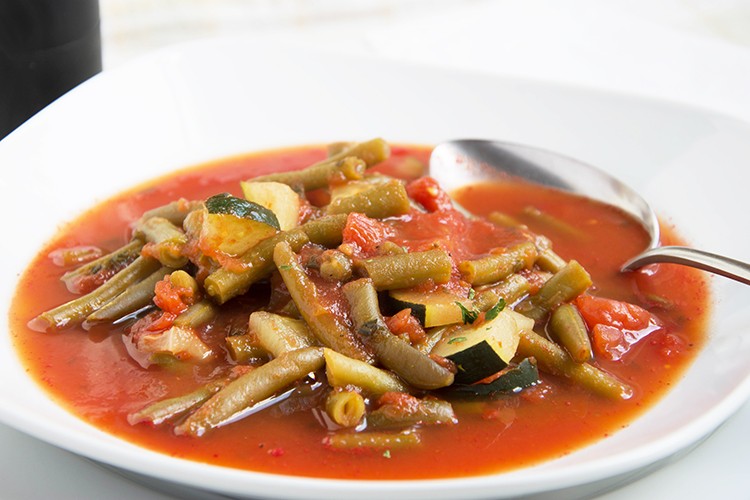 Grüne Bohnensuppe mit Tomaten