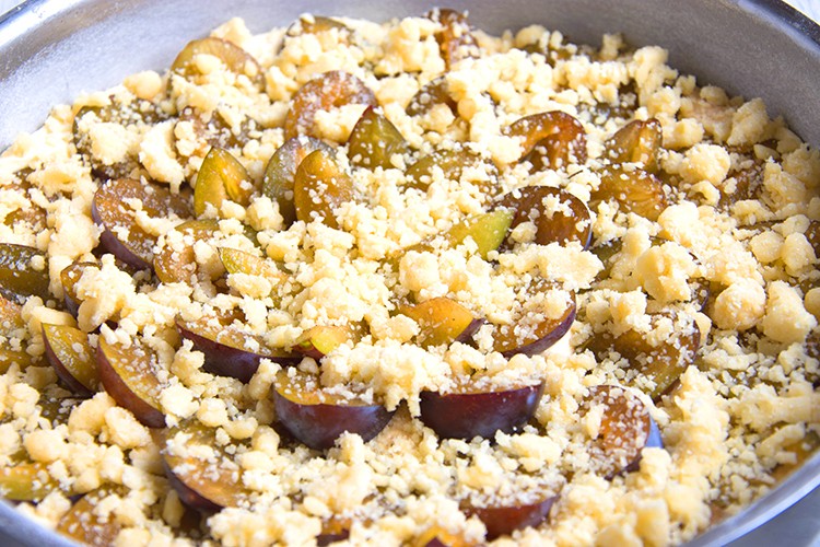 Pflaumendessert mit Mandelstreusel