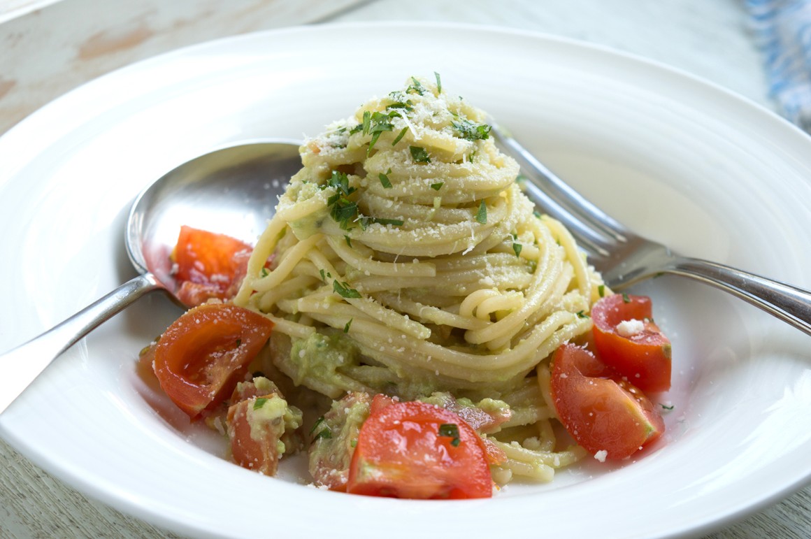 Spaghetti mit Avocado und Basilikum