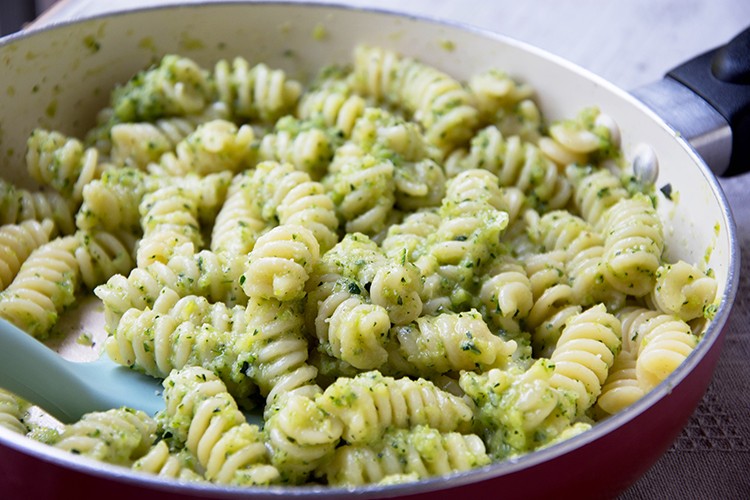 Nudeln mit Zucchinipesto