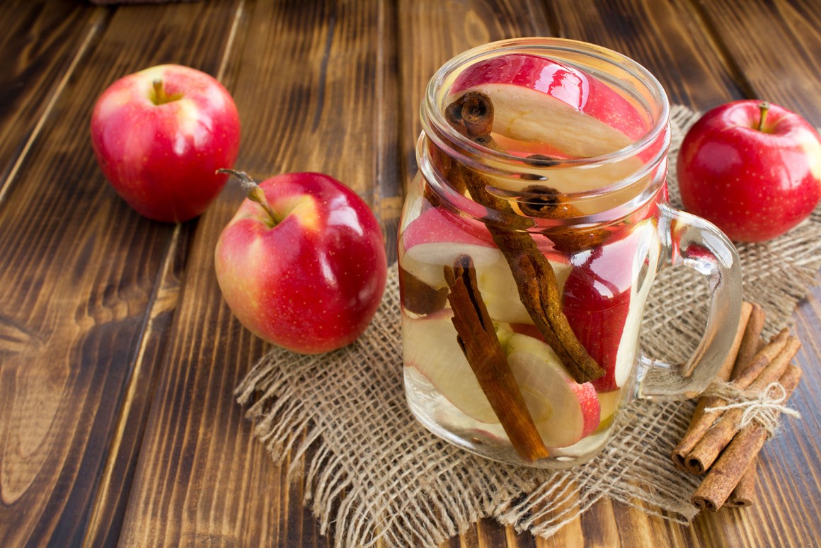 Infused Water mit Apfel und Zimt