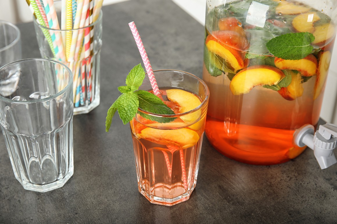 Infused Water mit Pfirsich und Minze