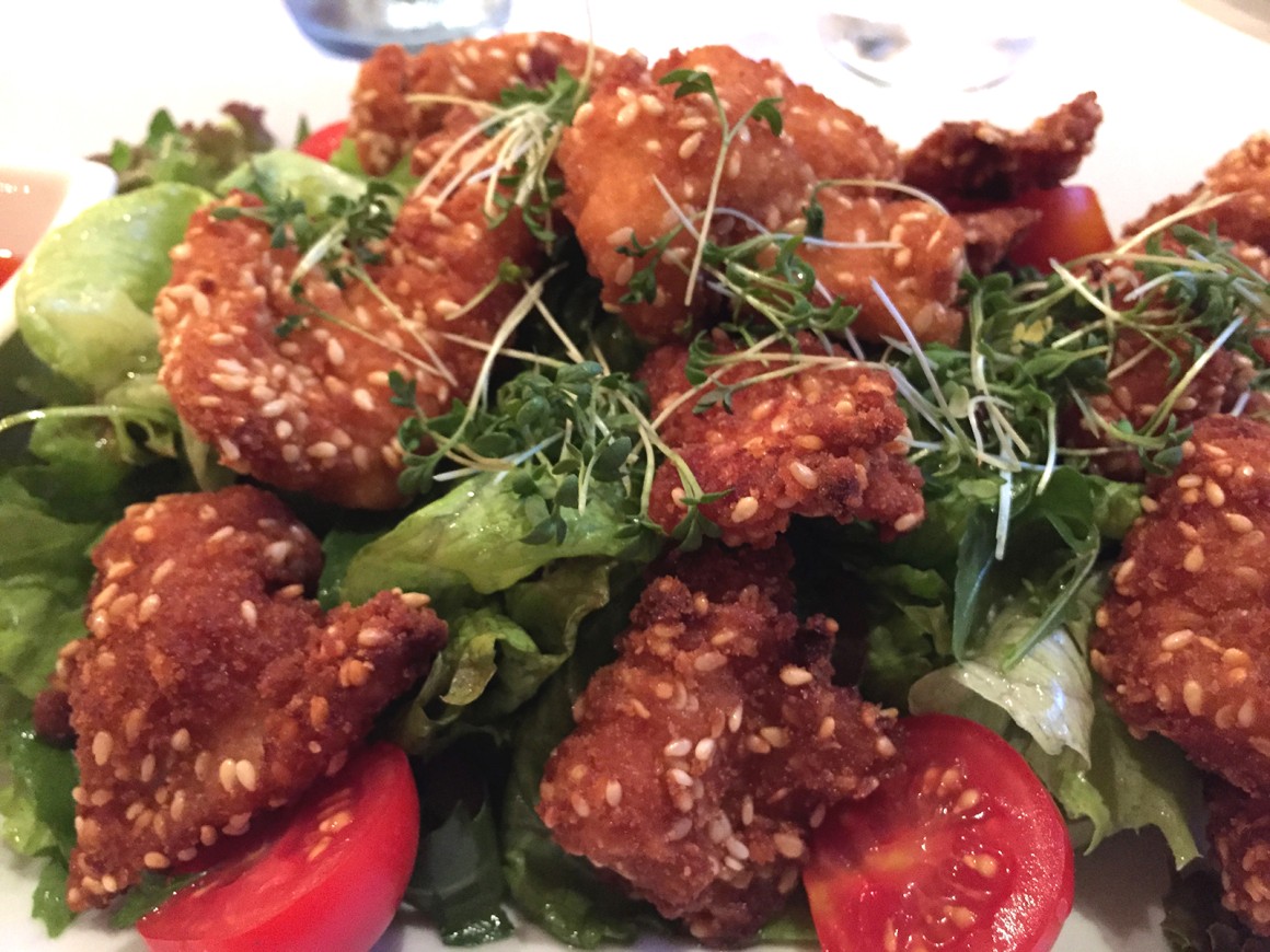 Hähnchenbruststreifen in Sesampanade auf Blattsalat