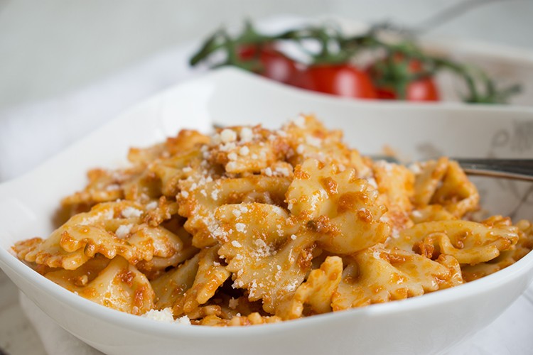 Pasta in Tomaten-Nuss-Sauce