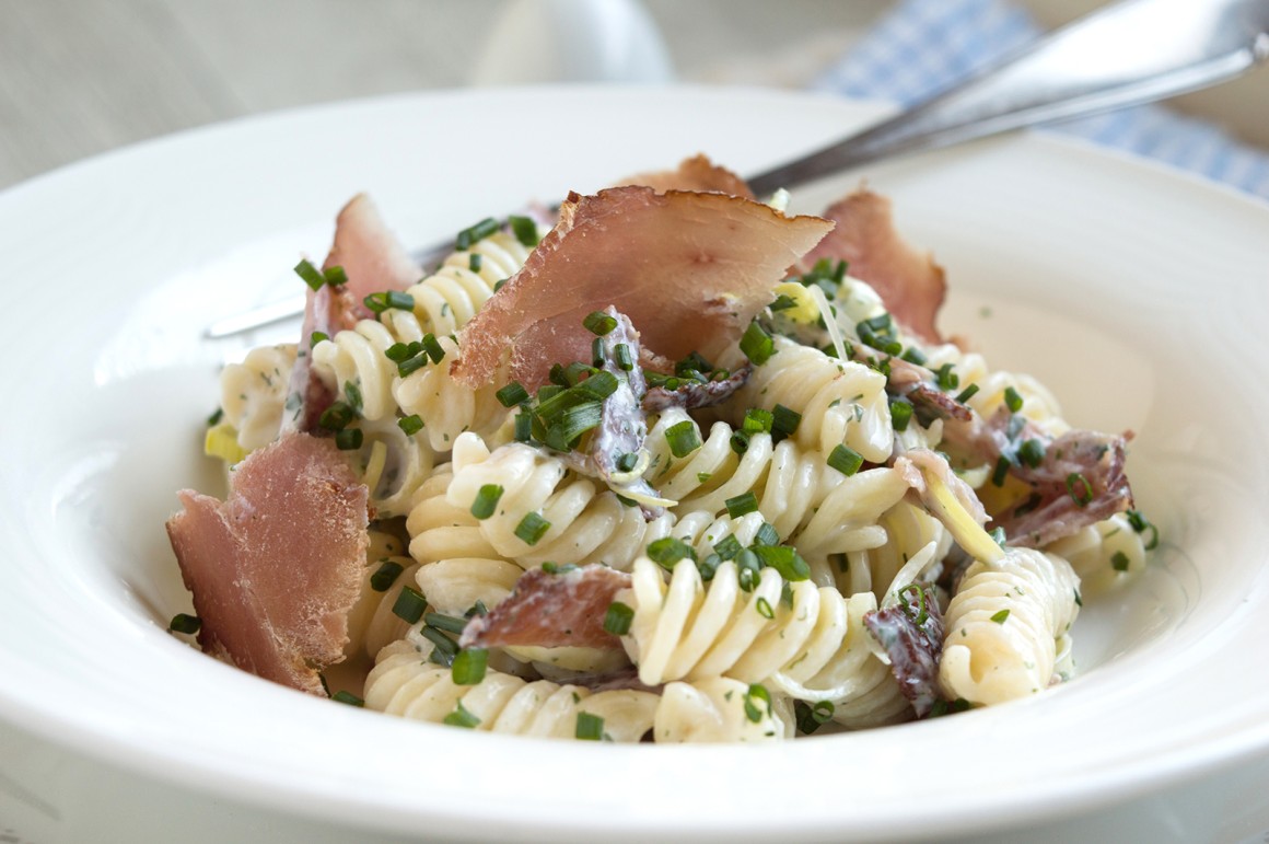 Nudelsalat mit Kräutersauce