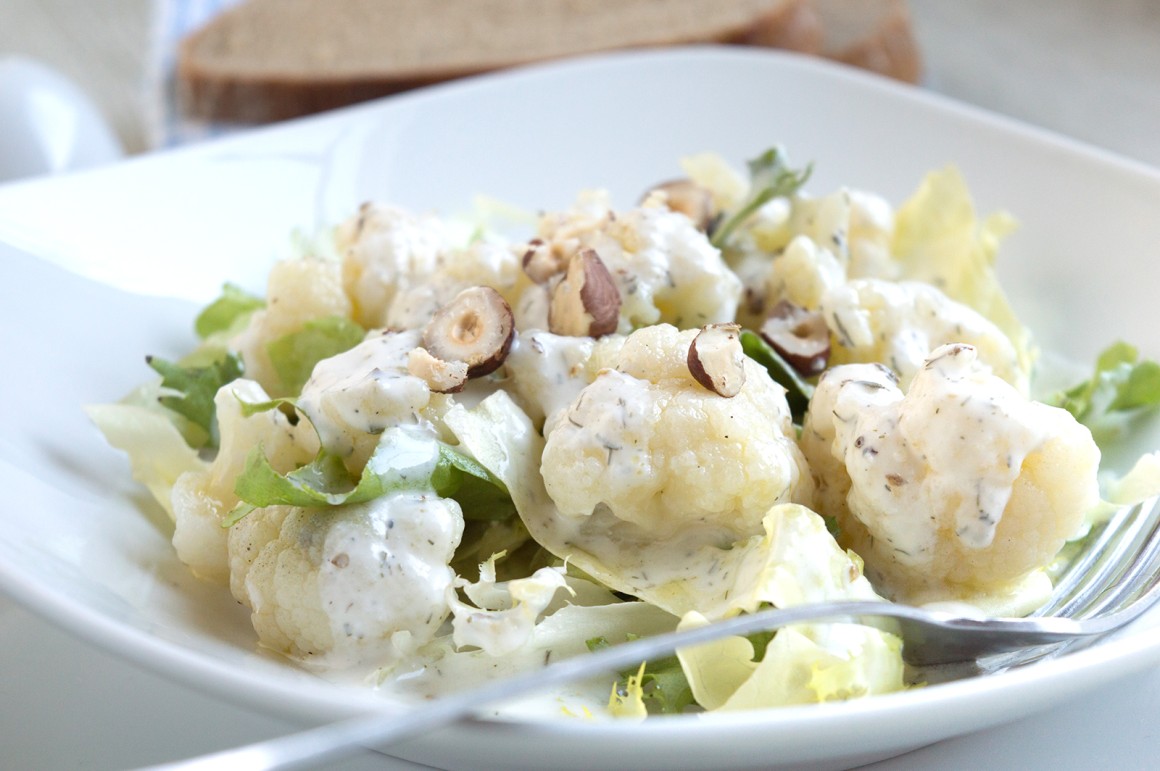 Salat mit Blumenkohl und Äpfeln